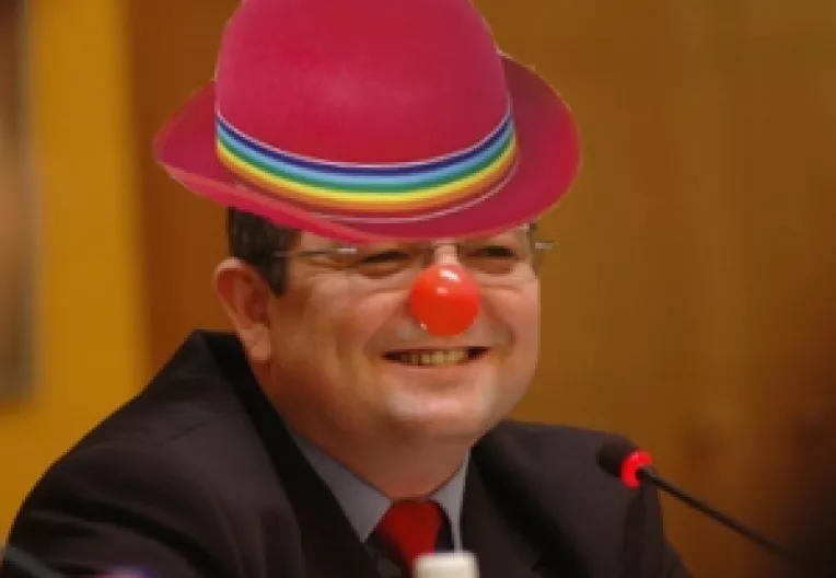 Bancuri cu Emil Boc pe internet: "Intaiul clown al Romaniei"