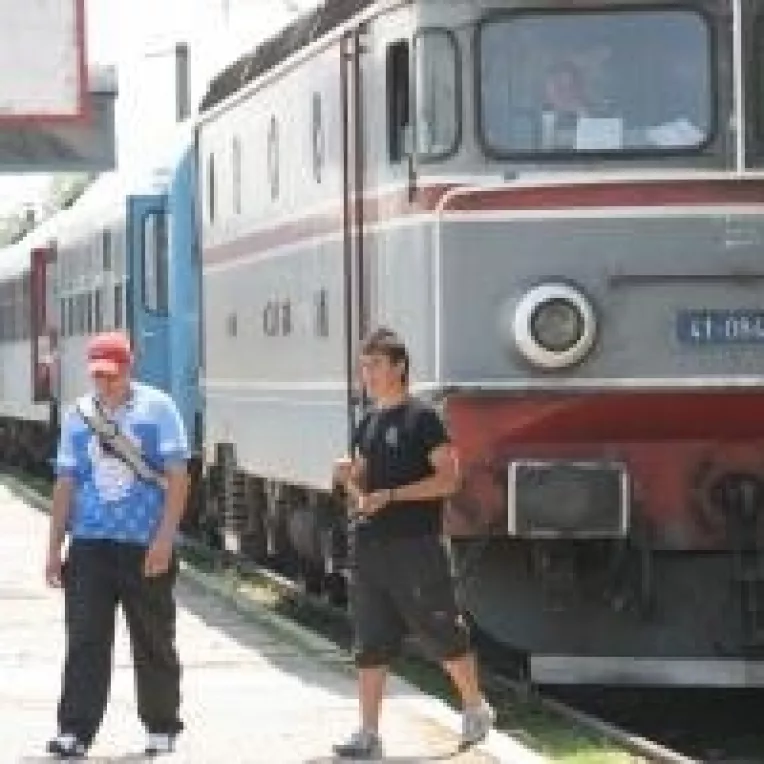 Calatoria cu trenul va deveni un lux. CFR scumpeste vacanta