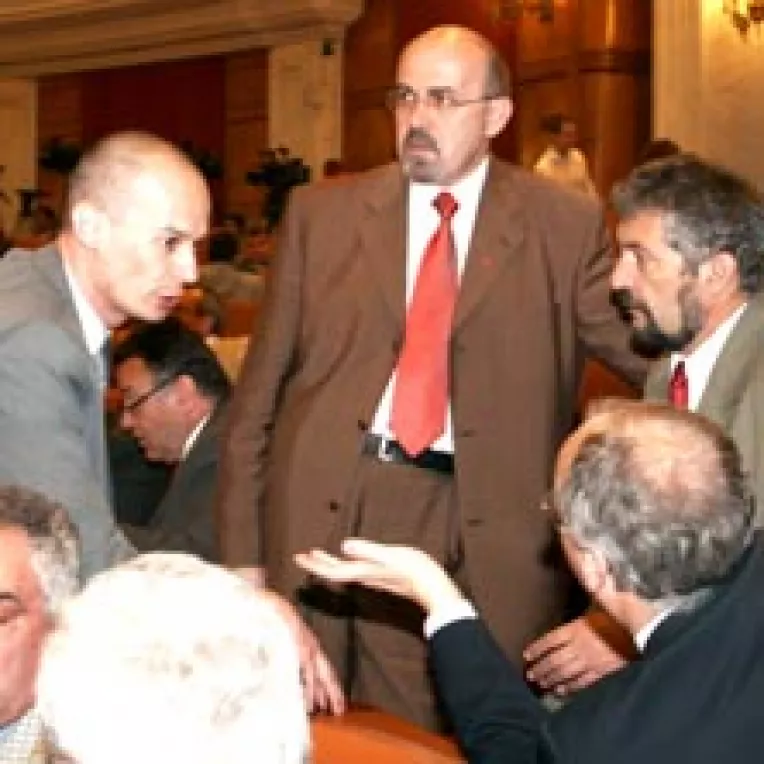 Coalitia a demis conducerile TVR si Radioului public