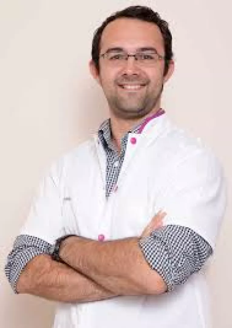 Dr Ioani Horatiu Ioan, supraspecializat in tumori cerebrale si chirurgie spinala, este singurul neurochirurg atestat de Colegiul Regal Britanic care practica in Romania