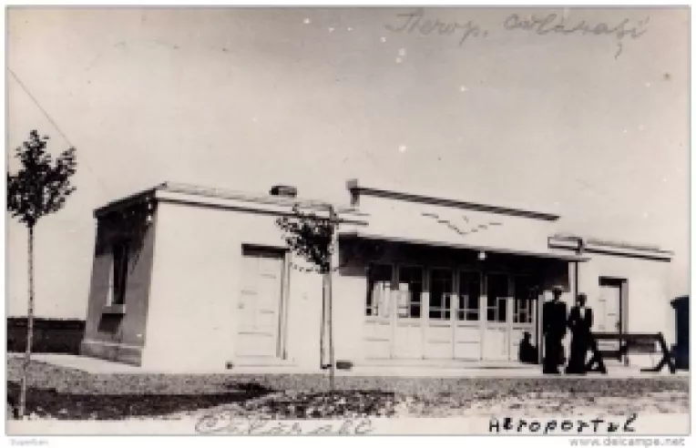 Intre anii 1936 -1940, au existat curse aeriene regulate pentru turisti, pe  traseul Bucuresti - Calarasi - Bazargic - Balcic