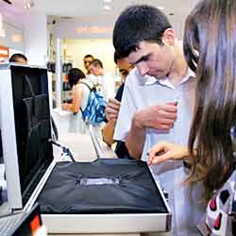 Iphone 3G, lansat la miezul noptii, si in Constanta