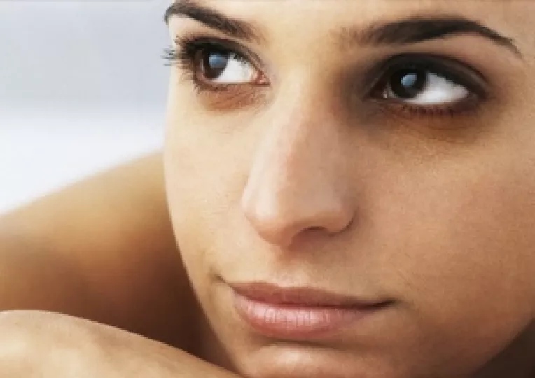 Petele vinetii de sub ochi pot indica existenta hepatitei sau neuroblastom, la copii