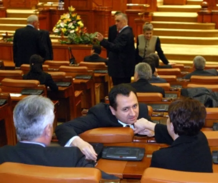 Senat: PSD preia sefia comisiei juridice, PD-L, pe cea de buget-finante iar PNL, comisia economica