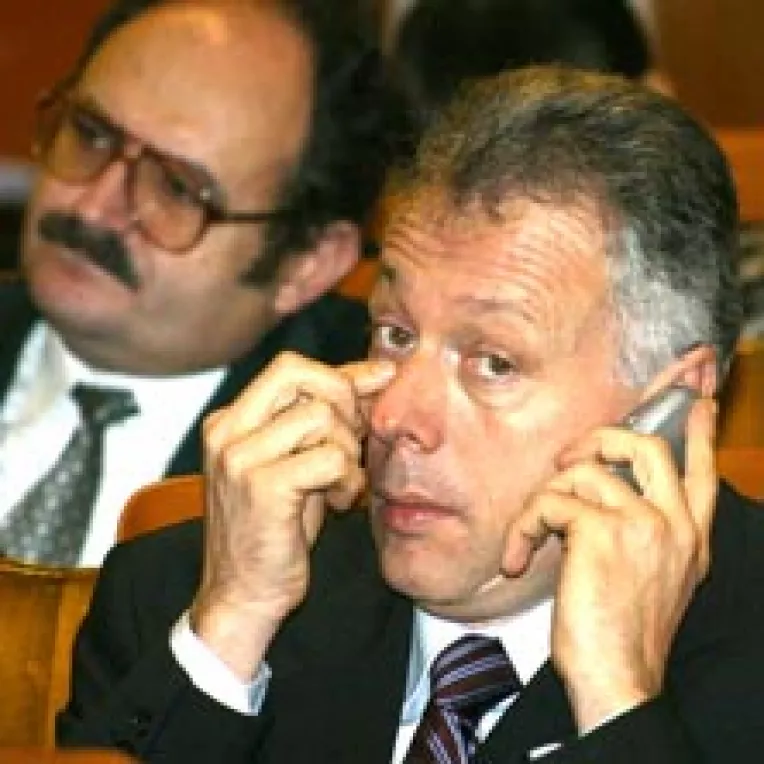 Talk-show parlamentar la telefonul mobil pe bani publici