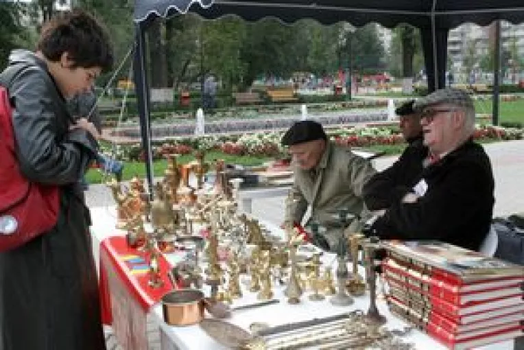 Targul Anticarilor pe Esplanada Parcului Carol, in fiecare weekend