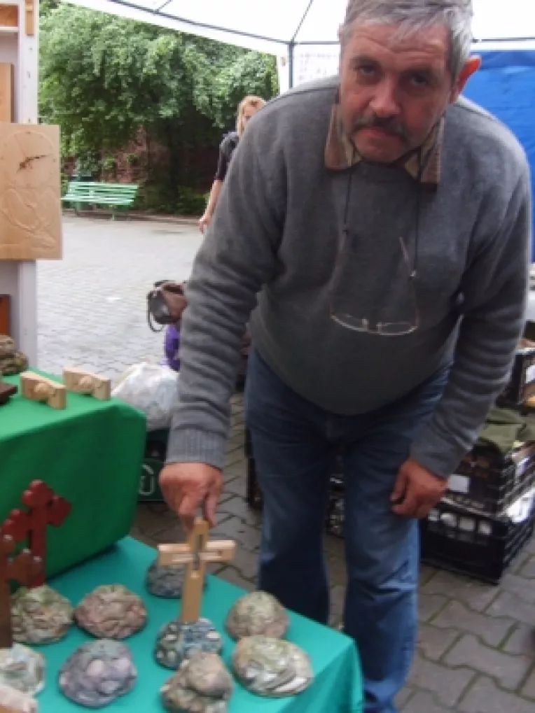 Veres Ferenc: "Crucifixuri sculptate in lemn, pe suporturi din piatra, realizate de Eva Bako!"